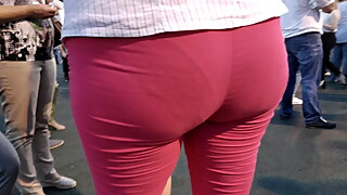 Juicy hipds milfs in tight red pants