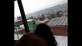 ME COJO A MI ESPOSA EN LA VENTANA MIENTRAS NOS VEN LOS VECINOS